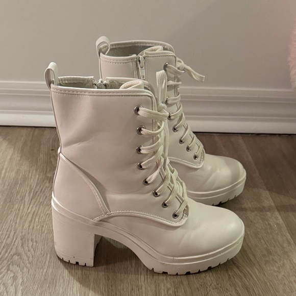 Lulus Shoes - Lulu’s White Lace-Up Chunky Heel Combat Boots - Women's S 7.5